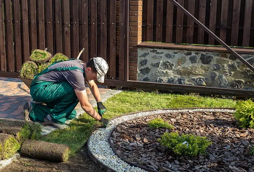 jardinier paysagiste en train de créer un jardin sur mesure à Varennes-Vauzelles dans la Nièvre 58